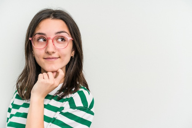 Jonge kaukasische vrouw die een bril draagt die op blauwe achtergrond wordt geïsoleerd