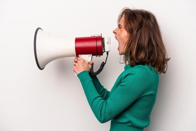 Jonge kaukasische vrouw die een megafoon houdt die op witte achtergrond wordt geïsoleerd