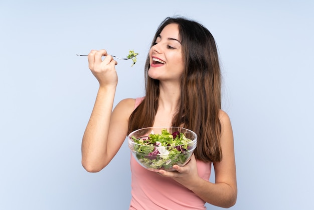 Jonge kaukasische vrouw die een salade houdt