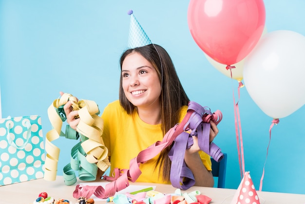 Jonge kaukasische vrouw die een verjaardagspartij voorbereidt