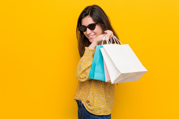 Jonge Kaukasische vrouw die gaat winkelen