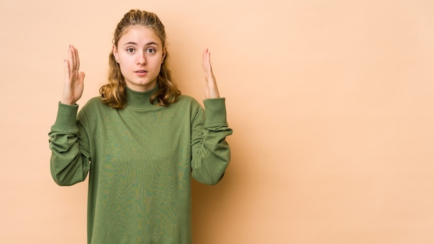 Foto jonge kaukasische vrouw die op beige muur wordt geïsoleerd die een idee, inspiratieconcept heeft.