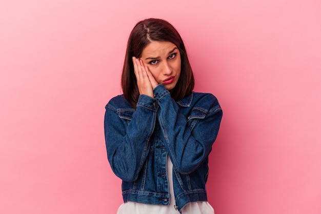 Jonge kaukasische vrouw die op roze achtergrond wordt geïsoleerd die een vermoeid gebaar toont dat mond met hand bedekt.