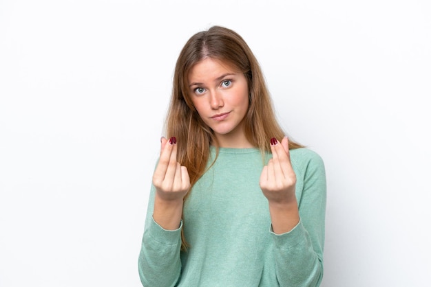 Jonge kaukasische vrouw die op witte achtergrond wordt geïsoleerd die geldgebaar maakt maar is geruïneerd