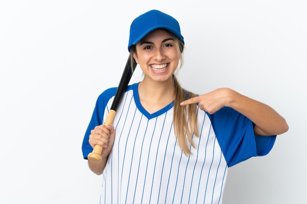 Jonge kaukasische vrouw die op witte achtergrond wordt geïsoleerd die honkbal speelt en met verrassingsgelaatsuitdrukking