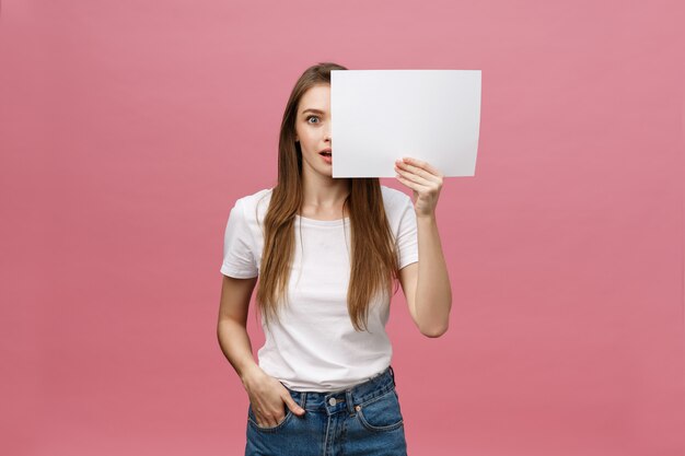 Jonge Kaukasische vrouw met blanco papier blad