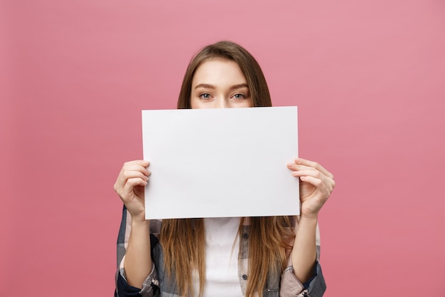 Jonge kaukasische vrouw met blanco papier blad