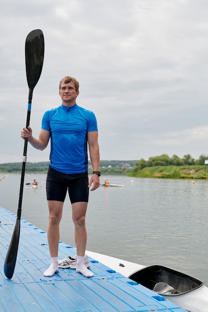 Jonge kayaker aan het meer