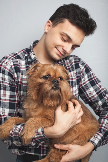 Jonge kerel met zijn hond.