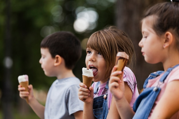 Jonge kinderen genieten van ijs buitenshuis