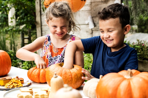 Jonge kinderen snijwerk Halloween jack-o-lanterns