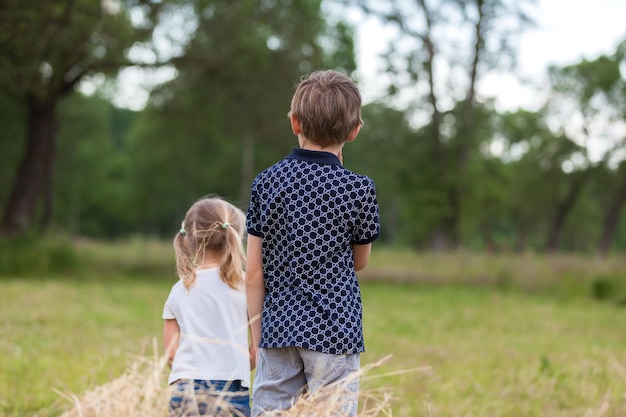 Jonge kinderen spelen in de natuur