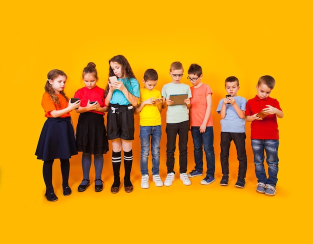 Jonge kinderen spelen spel op mobiele telefoon