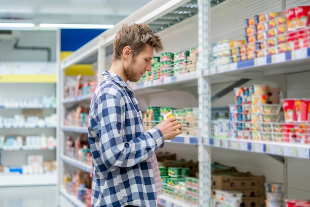 Jonge klant vindt het benodigde product in de supermarkt b