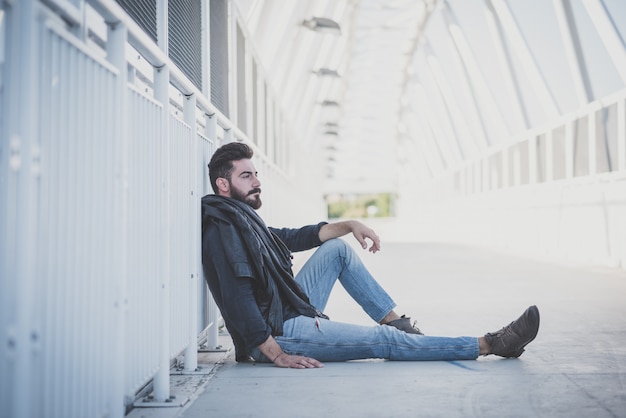 Jonge knappe aantrekkelijke bebaarde model man