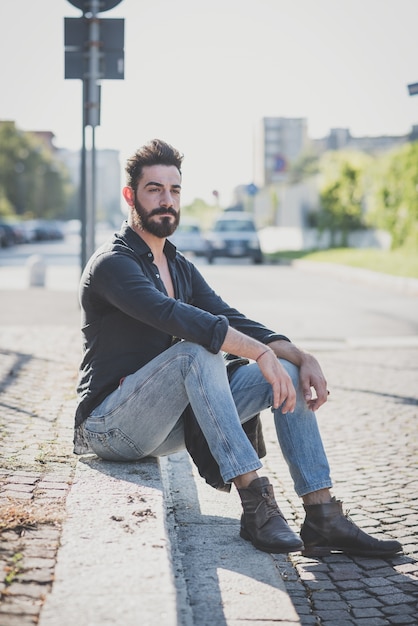 Jonge knappe aantrekkelijke bebaarde model man