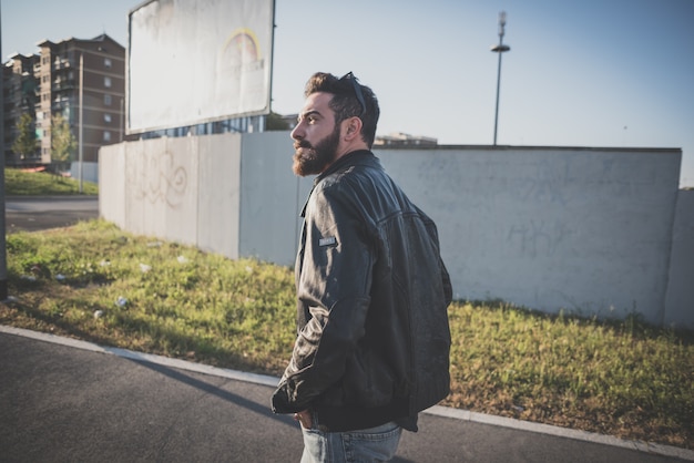 jonge knappe aantrekkelijke bebaarde model man