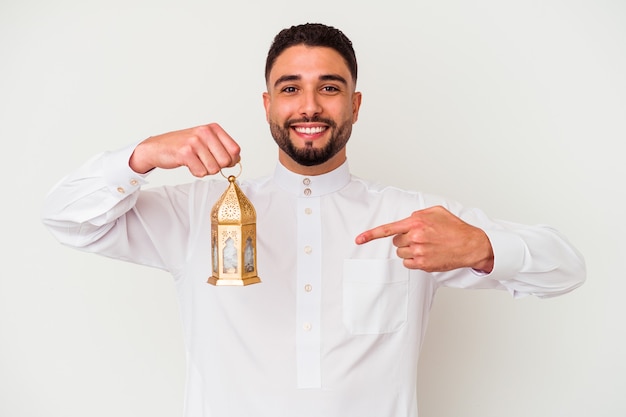 Jonge knappe Arabische man met een lamp