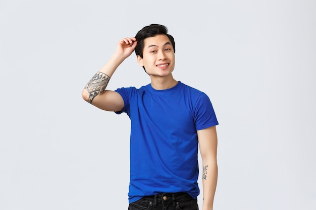 Jonge knappe Aziatische man in een blauw t-shirt