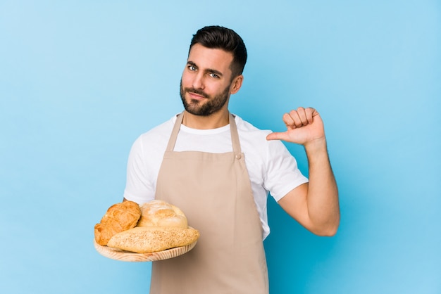 Jonge knappe bakker man voelt zich trots en zelfverzekerd