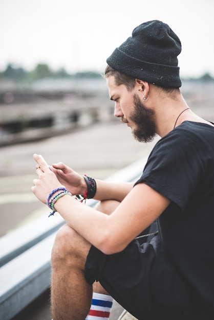 jonge knappe bebaarde hipster man