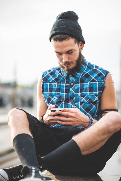 jonge knappe bebaarde hipster man