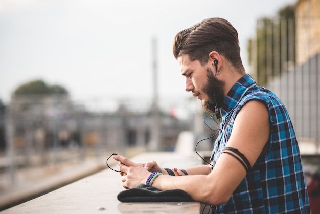 jonge knappe bebaarde hipster man