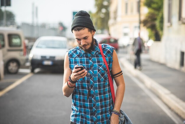 jonge knappe bebaarde hipster man