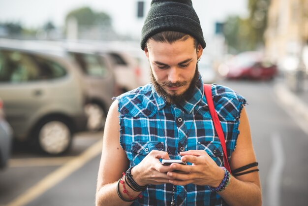 jonge knappe bebaarde hipster man