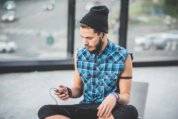 jonge knappe bebaarde hipster man