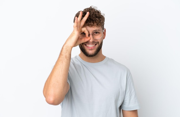 Jonge knappe blanke man geïsoleerd op een witte achtergrond Met een bril met gelukkige expressie