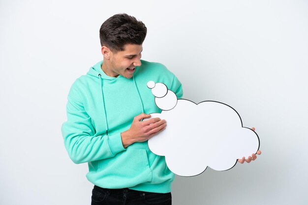 Jonge knappe blanke man geïsoleerd op een witte achtergrond met een denkende tekstballon