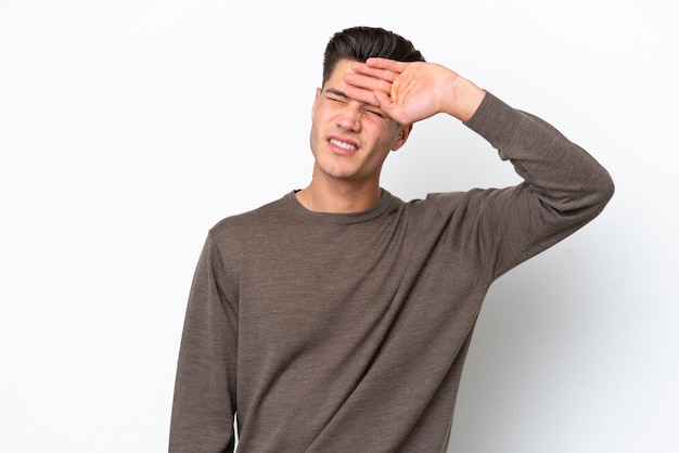 Jonge knappe blanke man geïsoleerd op een witte achtergrond met vermoeide en zieke uitdrukking