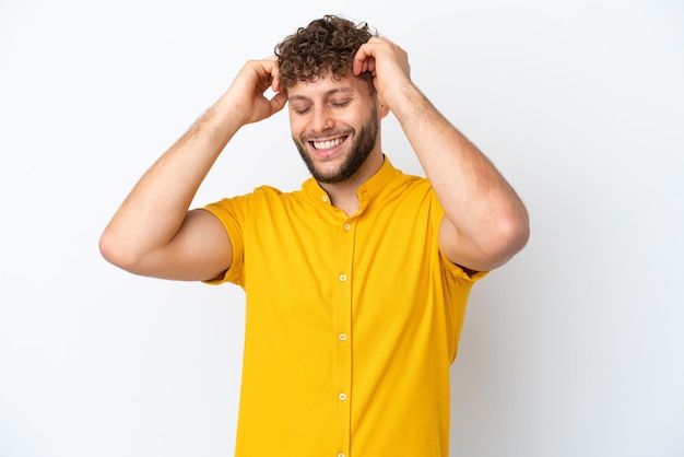 Jonge knappe blanke man geïsoleerd op witte achtergrond lachen