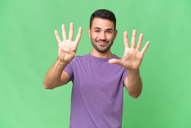 Foto jonge knappe blanke man over geïsoleerde achtergrond negen tellen met vingers