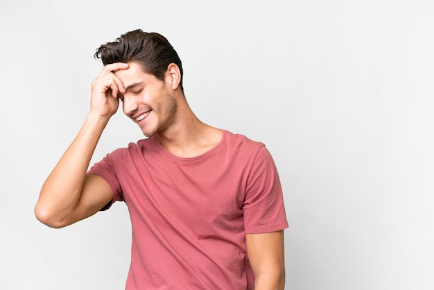 Jonge knappe blanke man over geïsoleerde witte achtergrond lachen