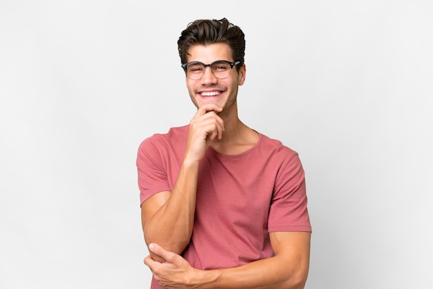 Jonge knappe blanke man over geïsoleerde witte achtergrond met bril en glimlachen