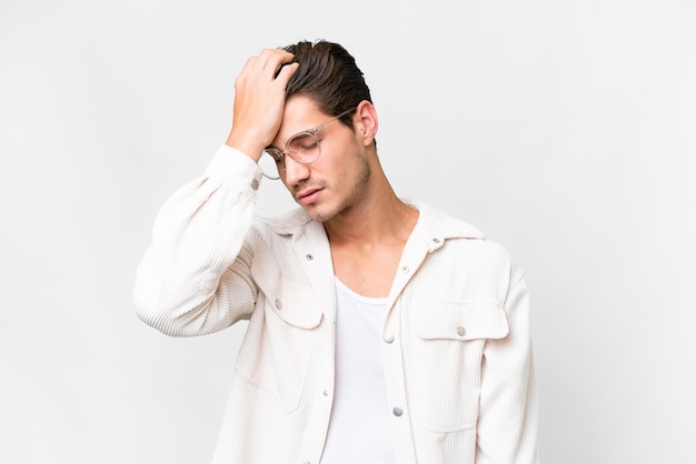 Jonge knappe blanke man over geïsoleerde witte achtergrond met hoofdpijn