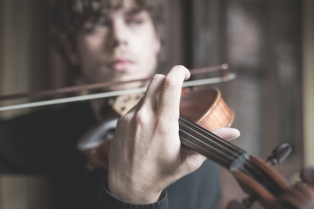 Foto jonge knappe blonde violist