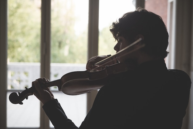 Foto jonge knappe blonde violist