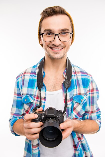 Jonge knappe fotograaf die een foto neemt