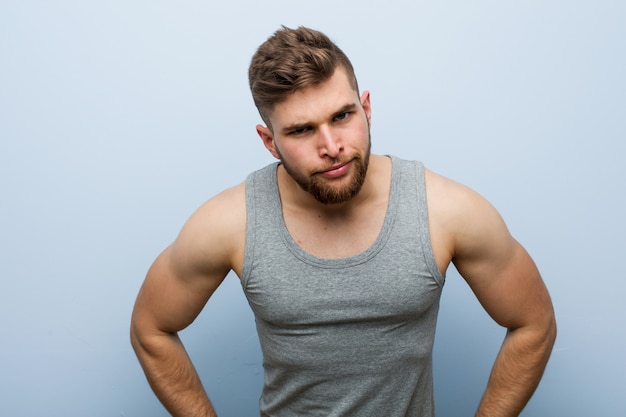 Jonge knappe geschiktheidsmens die zeer boos iemand berispen