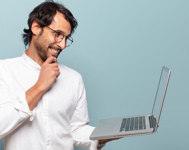 Jonge knappe Indiase man met een laptop. zakelijk of social media concept