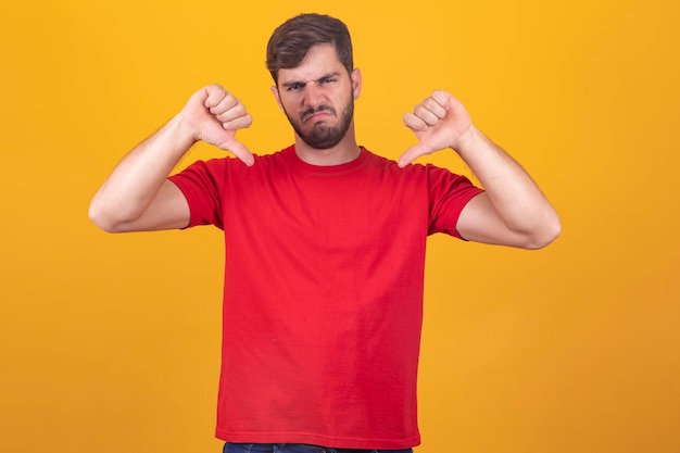 Foto jonge knappe jongen met duim omlaag keurt af