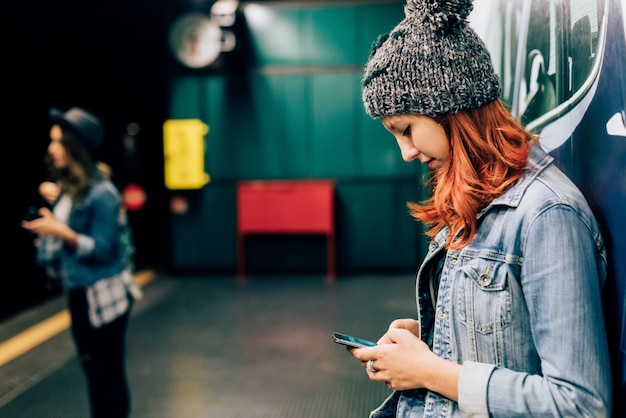 jonge knappe Kaukasische redhead steil haar vrouw