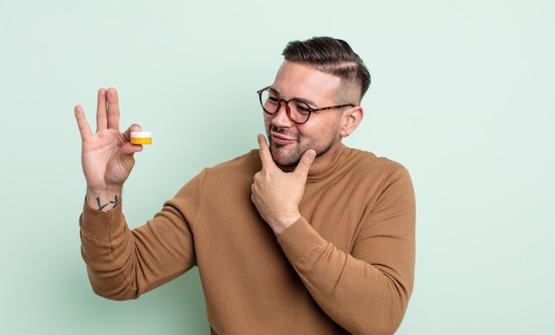 Jonge knappe man denkt, voelt zich twijfelachtig en verward. contactlens