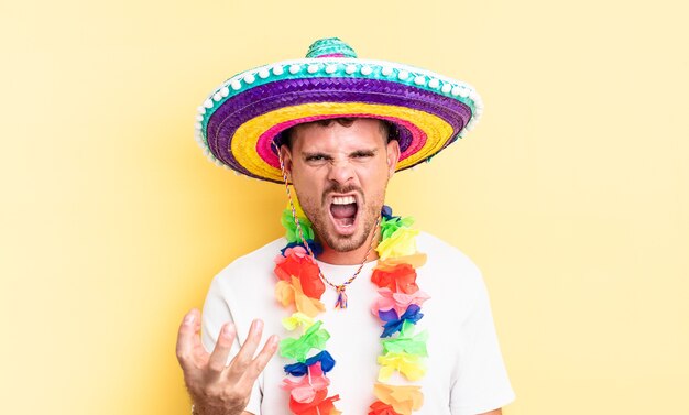 Jonge knappe man die boos, geïrriteerd en gefrustreerd kijkt. Mexicaans feestconcept