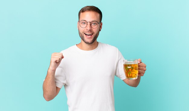 Jonge knappe man die een pint bier drinkt