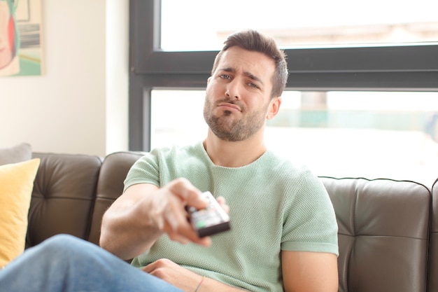 Jonge knappe man die een televisiezender kiest