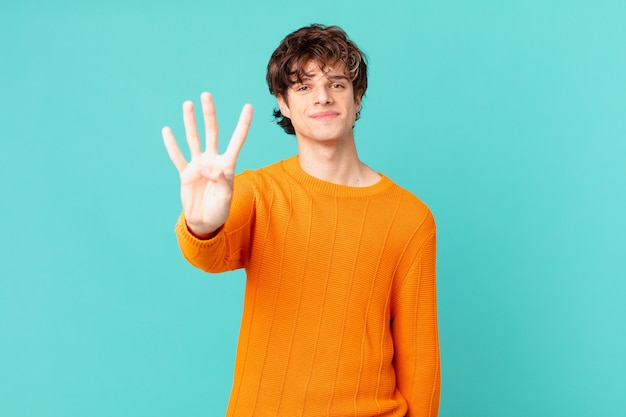 Jonge knappe man die lacht en er vriendelijk uitziet, met nummer vier